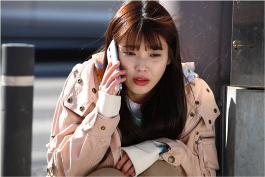 IU seen crying in the middle of a busy street