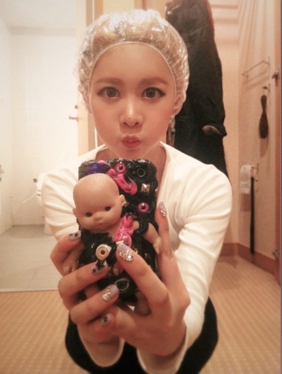 T-ara&rsquo;s Qri cosplays her own cell phone case?