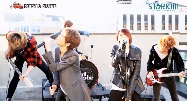 LEDApple rock on with Queen&rsquo;s &ldquo;We Will Rock You&rdquo;