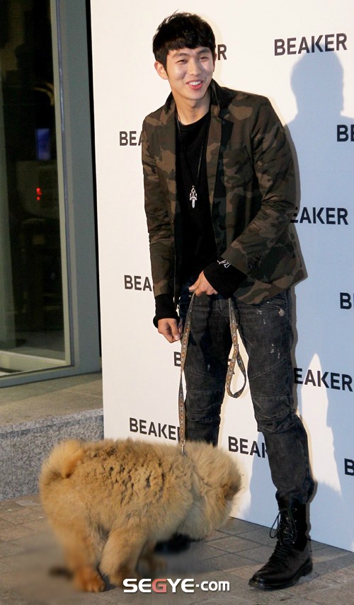 Seulong&rsquo;s dog leaves a special present for photographers at &lsquo;Beaker&rsquo; event