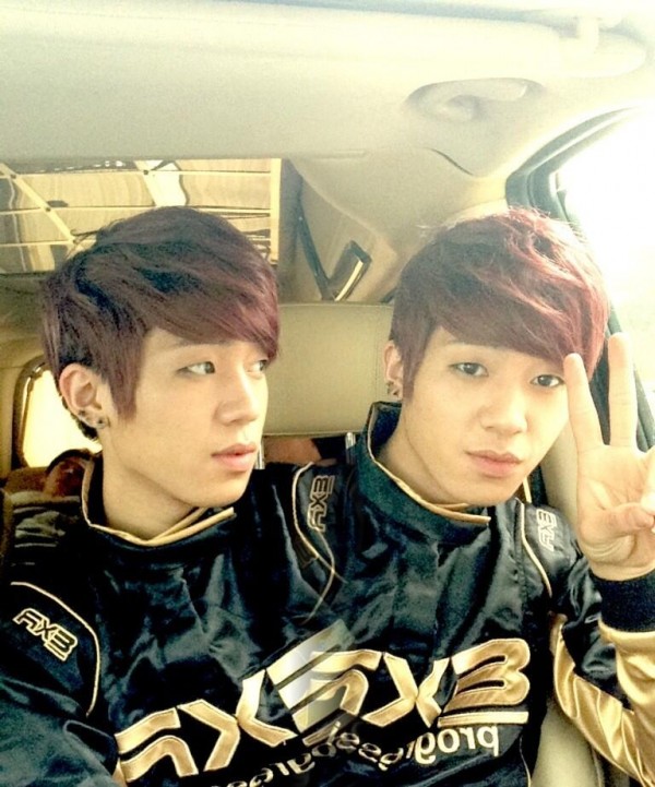 TEEN TOP&rsquo;s Changjo snaps photos with his &lsquo;twin&rsquo;