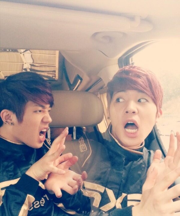 TEEN TOP&rsquo;s Changjo snaps photos with his &lsquo;twin&rsquo;