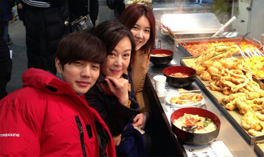 Yoo Seung Ho snaps a selca with 'I Miss You' costars Cha Hwa Yeon and Jang Mi In Ae