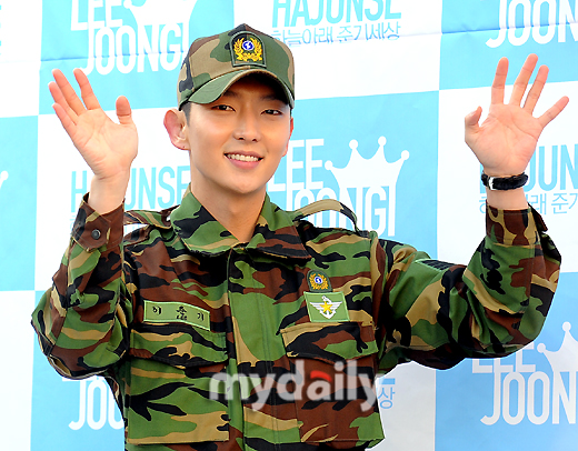 Lee Joon-ki discharged today... straight to fan meeting