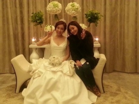 Kim Sori snaps a photo with bride Jung Kyung Mi