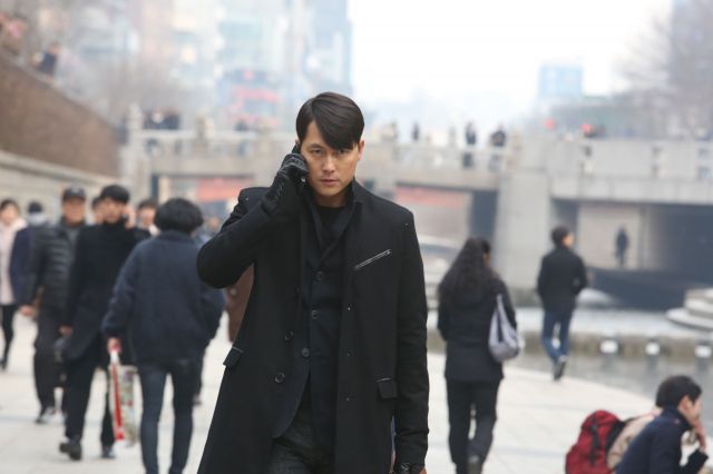 poster and new stills for the upcoming Korean movie &quot;Cold Eyes&quot;