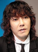 Singer Kim Jang-hoon Fined for Smoking on Plane